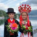 Jarand Selsvik (8 år) og Julia Lothe Midthun (8 år) ventet i småbåthavnen med blomster til Kongeparet. Foto: Sven Gj. Gjeruldsen, Det kongelige hoff